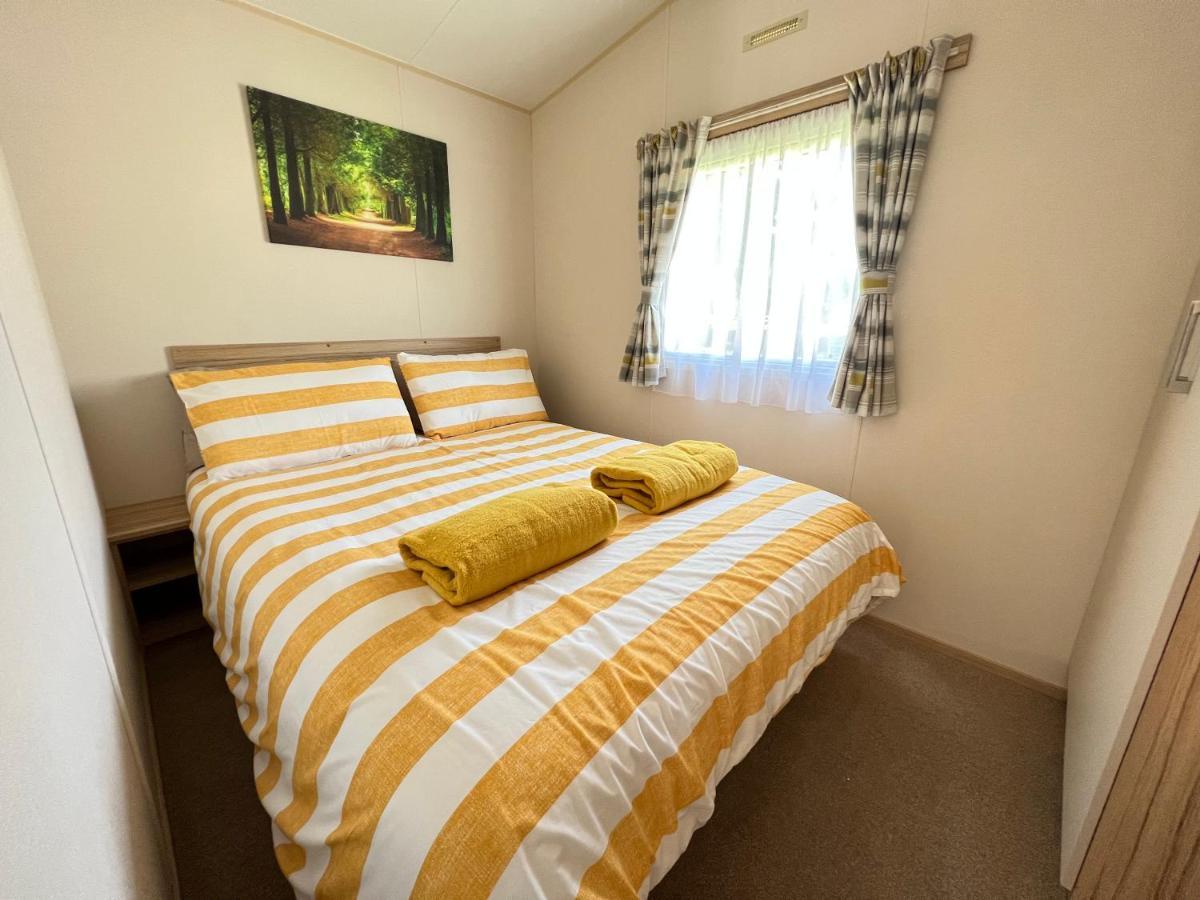 Mallard Corner, Cosy Cotswold Lakeview Lodge سيرني الجنوبية المظهر الخارجي الصورة