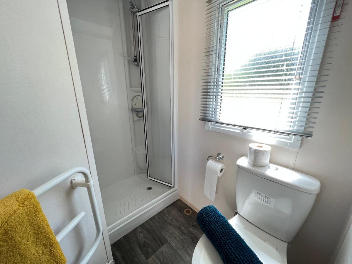 Mallard Corner, Cosy Cotswold Lakeview Lodge سيرني الجنوبية المظهر الخارجي الصورة