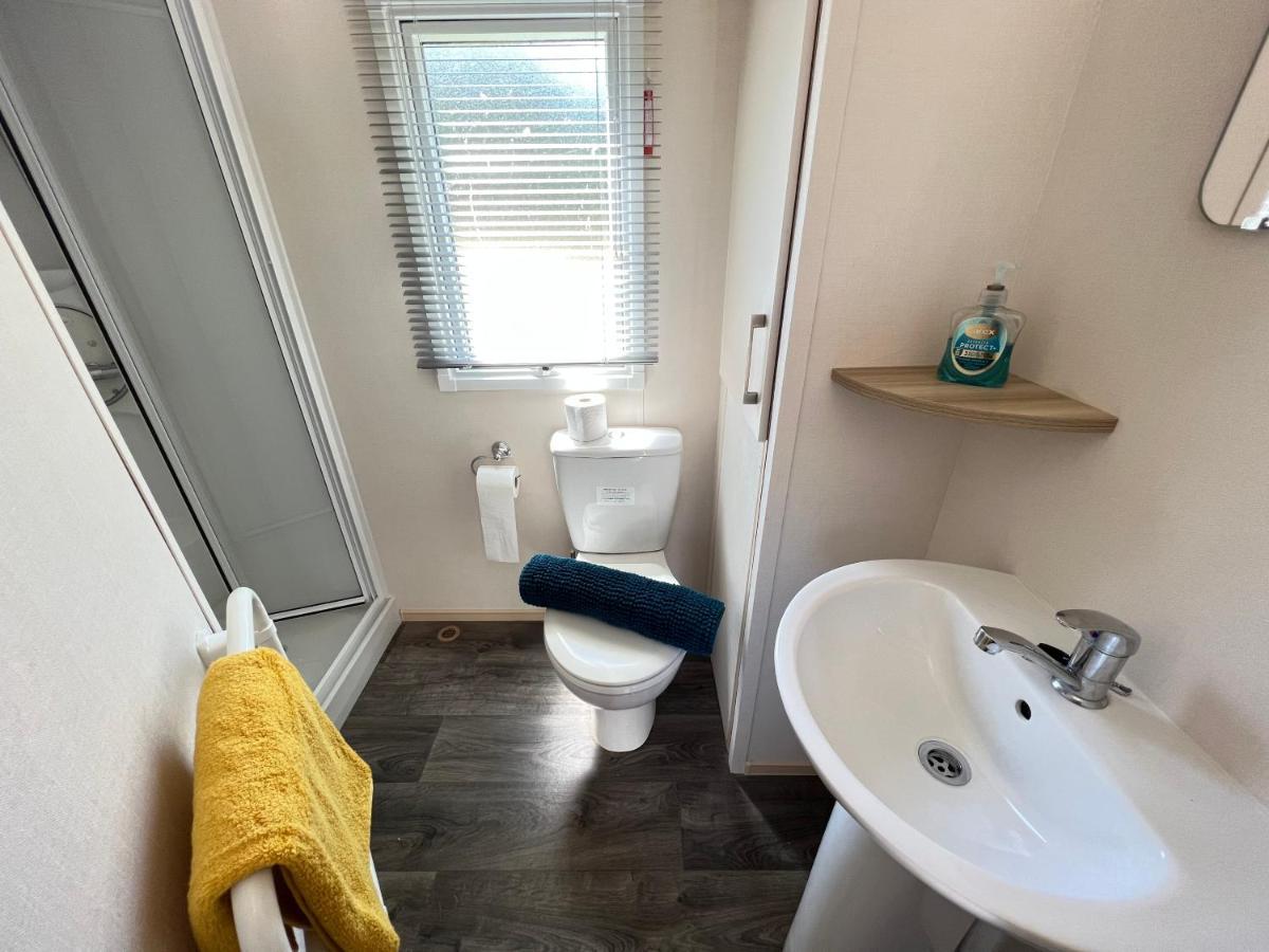 Mallard Corner, Cosy Cotswold Lakeview Lodge سيرني الجنوبية المظهر الخارجي الصورة