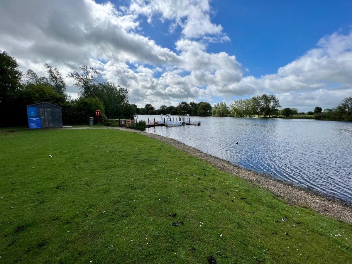 Mallard Corner, Cosy Cotswold Lakeview Lodge سيرني الجنوبية المظهر الخارجي الصورة