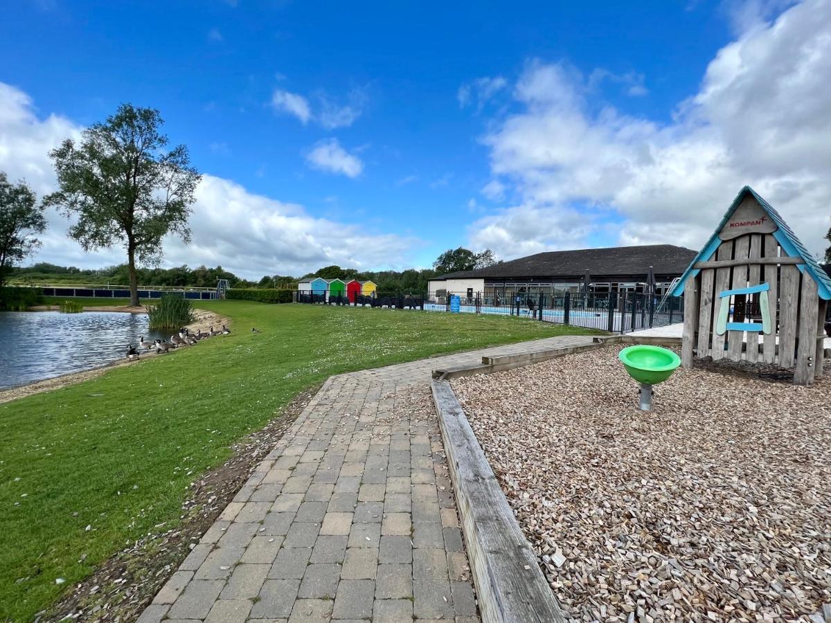 Mallard Corner, Cosy Cotswold Lakeview Lodge سيرني الجنوبية المظهر الخارجي الصورة