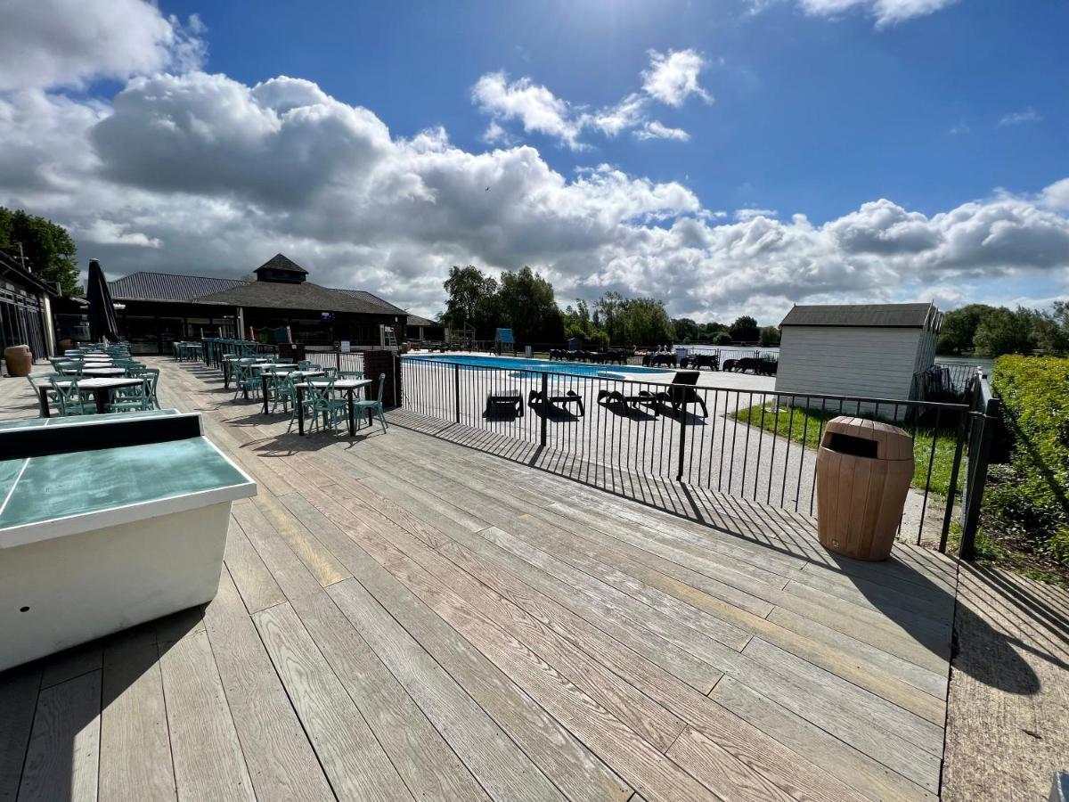 Mallard Corner, Cosy Cotswold Lakeview Lodge سيرني الجنوبية المظهر الخارجي الصورة