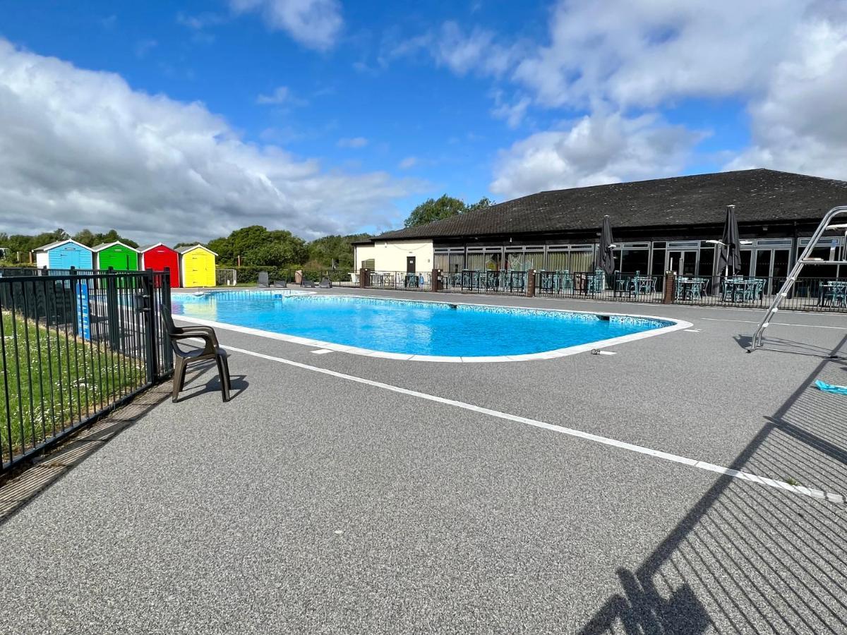 Mallard Corner, Cosy Cotswold Lakeview Lodge سيرني الجنوبية المظهر الخارجي الصورة